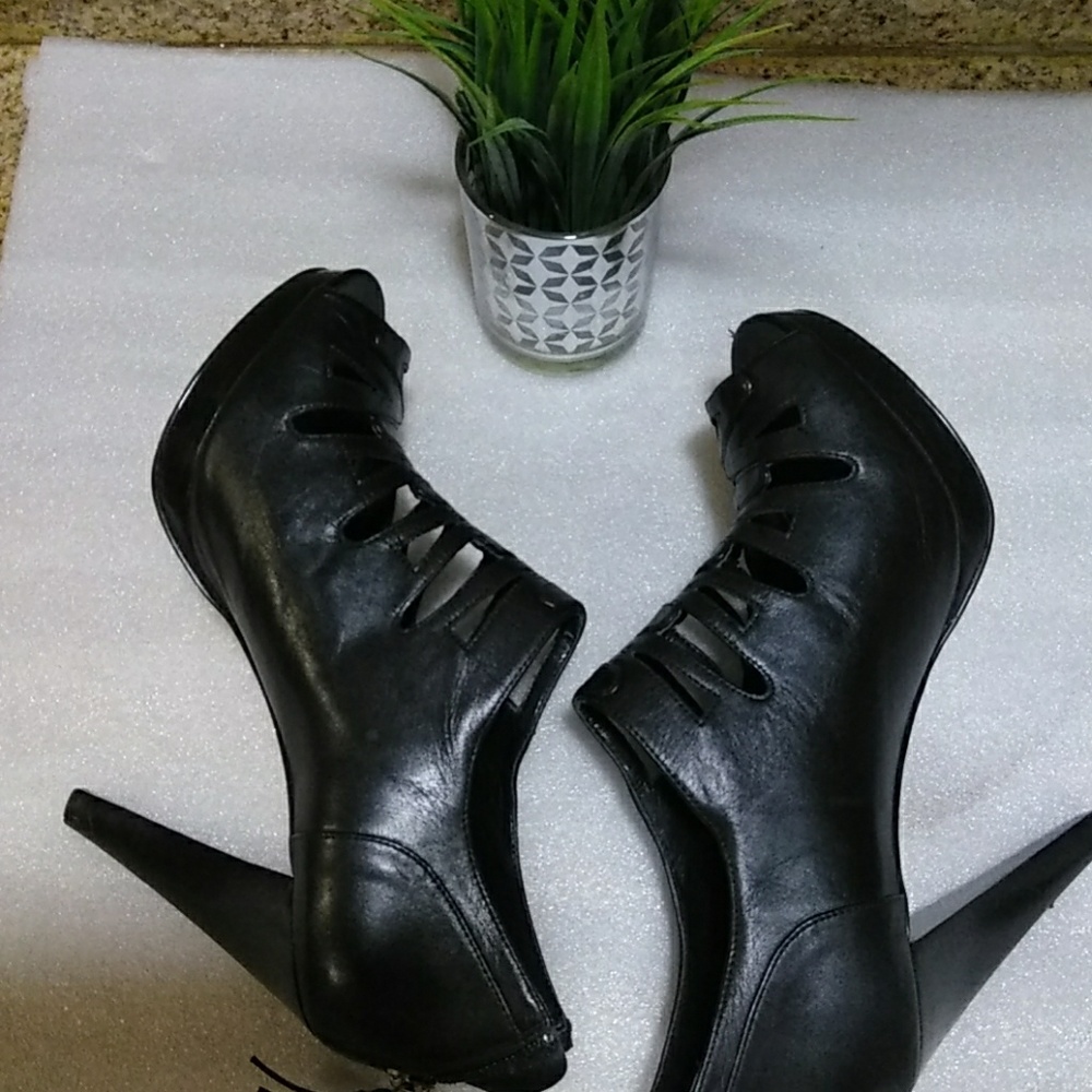 Calvin Klein peep toe heel